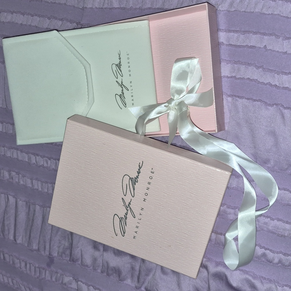 Marilyn Monroe Pink  Signature Box & Cream Padded Protective Necklace Envelope